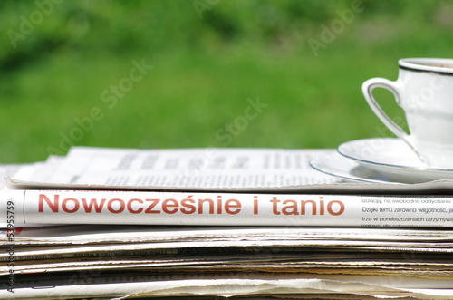 Filiżanka z kawą na gazetach