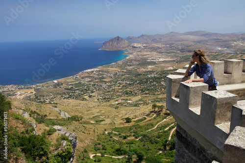 Osservare la costa siciliana dal castello Erice.