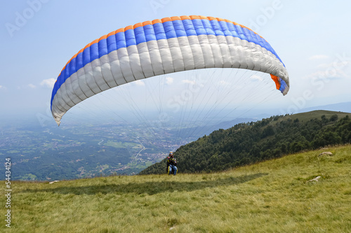 pilota di parapendio decollo