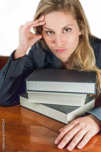 Ragazza sfiduciata sui libri