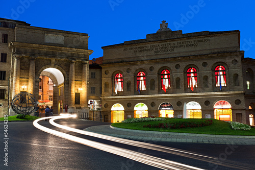 Macerata, lo Sferisterio e la Porta Picena