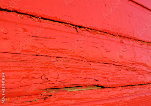 alte rote lackierung einer hauswand aus holz