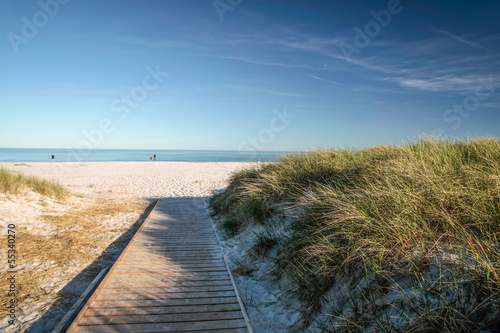 Steg und weißer Sandstrand auf Bornholm