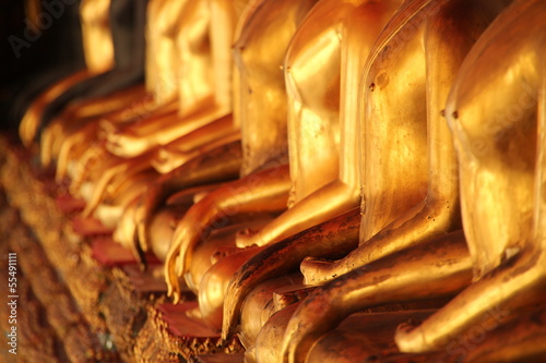 Estatuas doradas de Buda en un templo de Bangkok, Tailandia