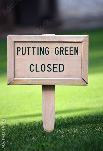 golf sign putting green closed