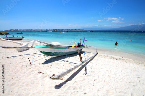 Indonésie - plage avec jukung (Gili)