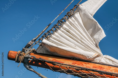 Bugsprit und gereffte Segel eines großen Segelschiffes