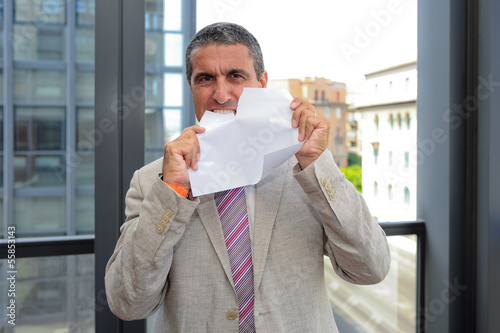 Uomo d'affari che strappa un foglio