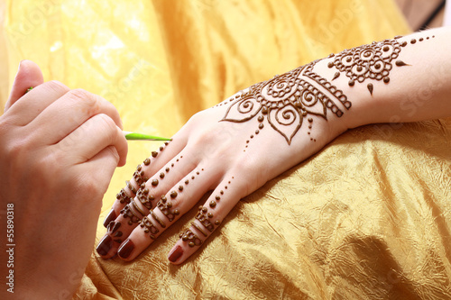 henna applying