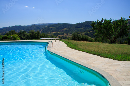 piscina tra le colline umbre