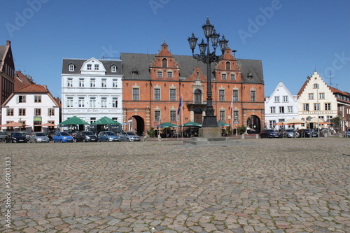 Markt mit Rathaus in Glückstadt an der Elbe