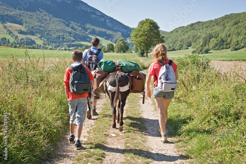 Randonnée en famille avec un âne dans le Vercors, France