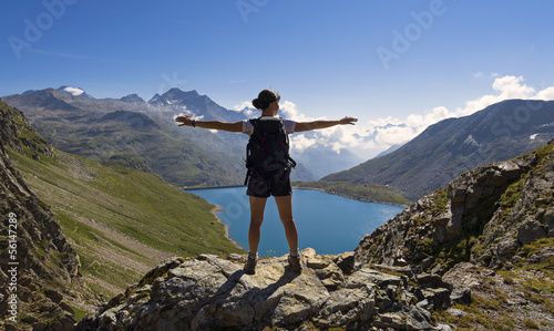 giovane donna ammira panorama alpino