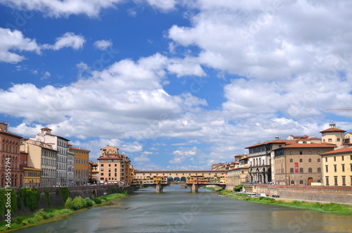 Piękny widok na Ponte Vecchio na rzece Arno, Florencja, Włochy