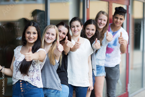 Erfolgreiche Schüler halten Daumen hoch