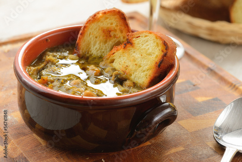 Ribollita di verdure con crostini