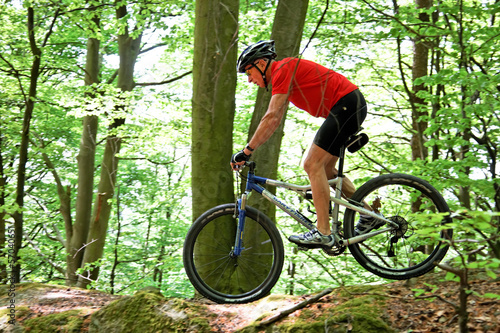 Senior mit Mountain Bike Fahrrad