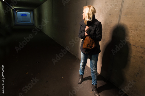 Frau im Tunnel hat Angst