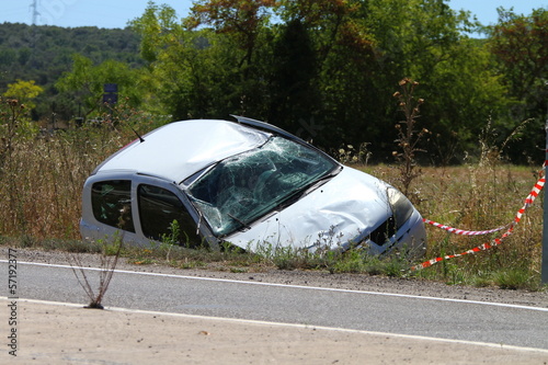 voiture accidentée dans le fossé