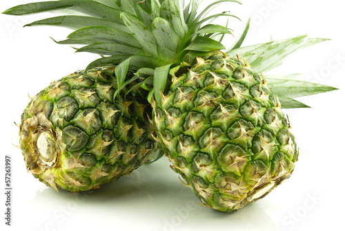 Ananasy na białym tle