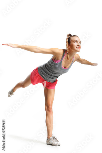 kobieta ćwiczy równowagę robiąc jaskółkę