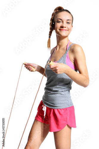 radosna kobieta ćwiczy ze skakanką