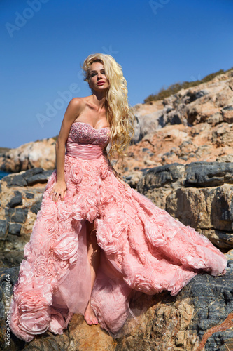 Piękna kobieta w różowej sukience