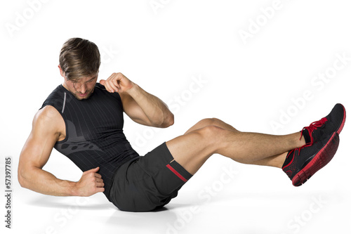 junger Mann beim Krafttraining und Muskelaufbau