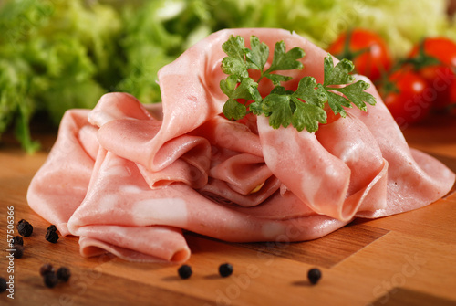 fette di mortadella sul tagliere