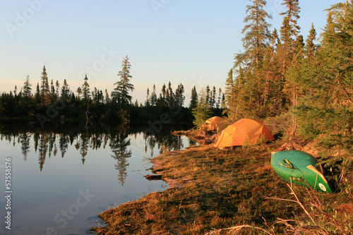 Ein Zelt an einem See in den Northwest Territories