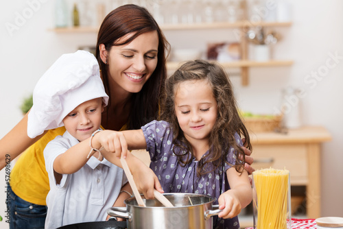 kinder haben spaß beim kochen