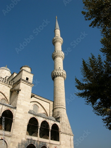 Minarett der Blauen Moschee oder Sultan Ahmed Moschee im Sommer bei blauem Himmel und Sonnenschein im Stadtteil Sultanahmed in Istanbul am Bosporus in der Türkei