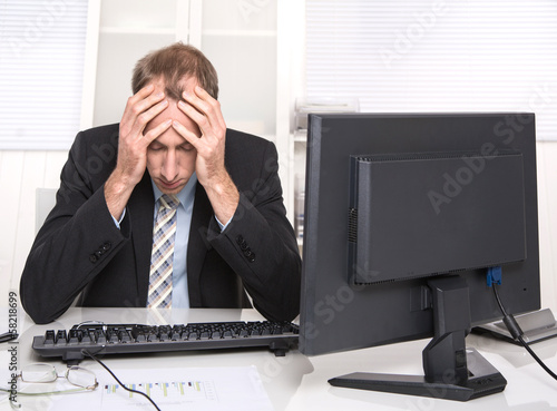 Mann frustriert und deprimiert im Büro - erfolgloser Manager
