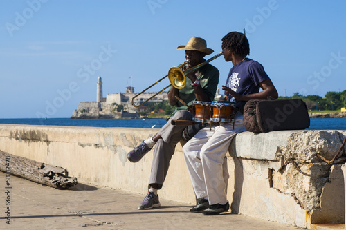 musicos en el malecon