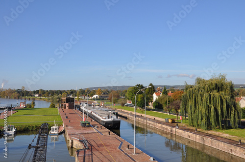 Péniche dans une écluse à Amfreville-sous-les-Monts