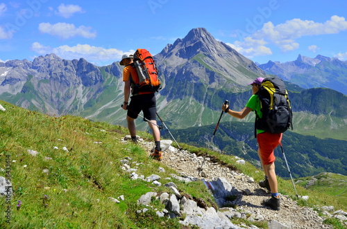 Paar bei Bergwanderung