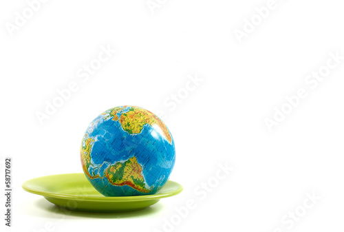 Globus na zielonym talerzu