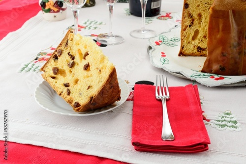 Panettone dolce natalizio lombardo su tavola addobbata