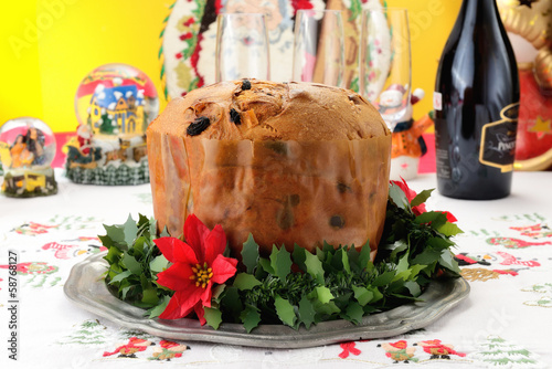 Panettone dolce natalizio lombardo su tavola addobbata