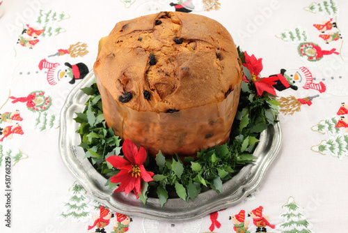 Panettone dolce natalizio lombardo su tavola addobbata