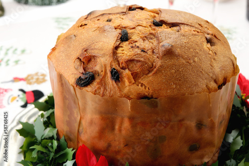 Panettone dolce natalizio lombardo su tavola addobbata