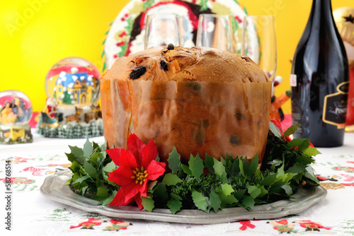 Panettone dolce natalizio lombardo su tavola addobbata