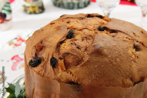 Panettone dolce natalizio lombardo su tavola addobbata