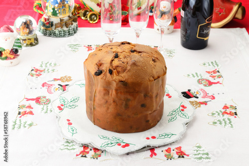 Panettone dolce natalizio lombardo su tavola addobbata