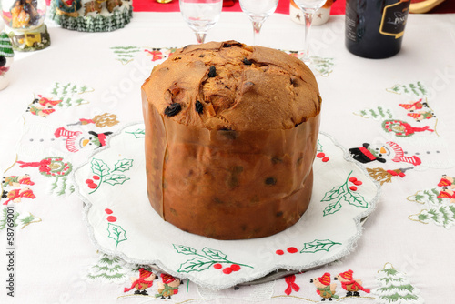 Panettone dolce natalizio lombardo su tavola addobbata