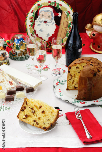 Panettone dolce natalizio lombardo su tavola addobbata