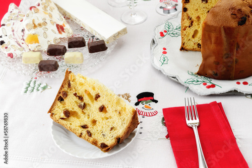 Panettone dolce natalizio lombardo su tavola addobbata