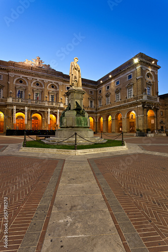 Recanati, Piazza Giacomo Leopardi al crepuscolo