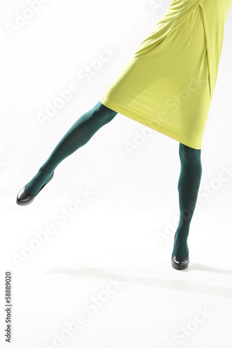 Zgrabne kobiece nogi ubrane w kolorowe rajstopy