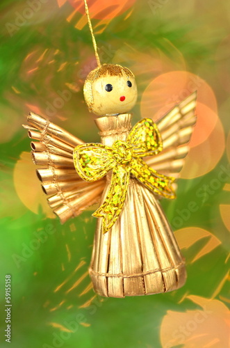 dekoracja bożonarodzeniowa, figurka aniołka na tle bokeh